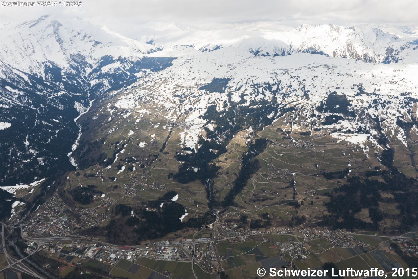 Skigebiet Heinzenberg . Kleinstadt unten links: Thusis; unten Mitte: Summaprada. Blick Richtung W. Aufnahme im März 2015